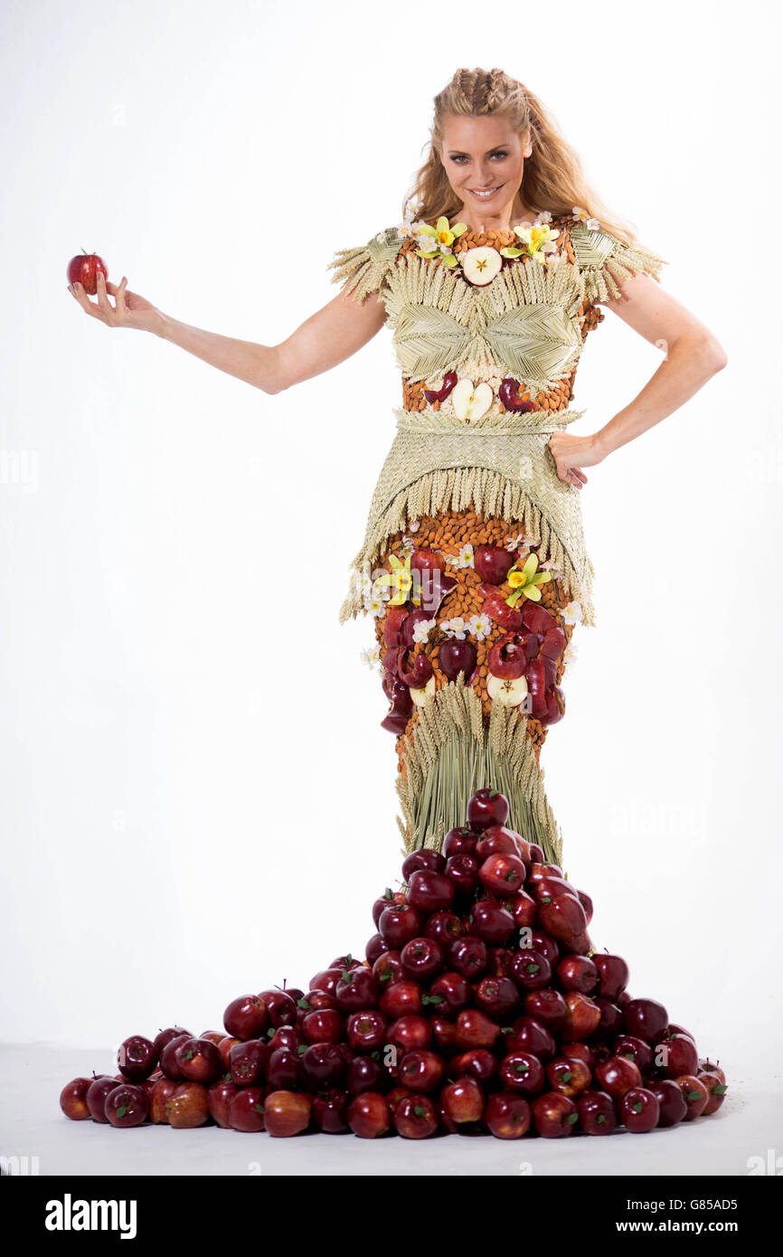 REDAKTIONELLE VERWENDUNG NUR die neu ernannte Special K Markenbotschafterin Tess Daly modelliert ein Kleid, das sie gemeinsam mit Petra Storrs entworfen hat und das aus den Zutaten ihres eigenen Special K Rezepts aus rotem Apfel, Vanille und Mandeln hergestellt wird. Stockfoto