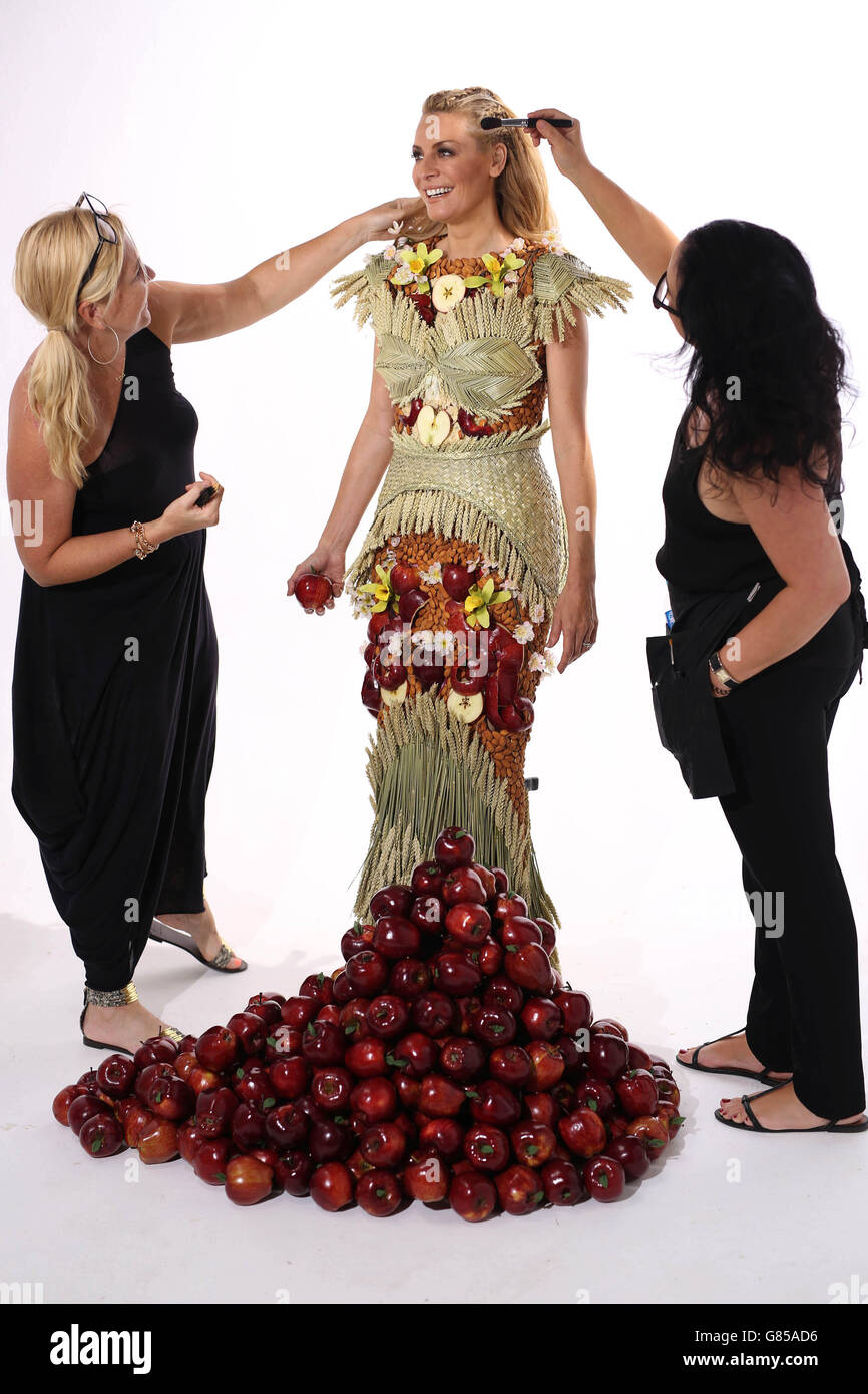 REDAKTIONELLE VERWENDUNG NUR die neu ernannte Special K Markenbotschafterin Tess Daly modelliert ein Kleid, das sie gemeinsam mit Petra Storrs entworfen hat und das aus den Zutaten ihres eigenen Special K Rezepts aus rotem Apfel, Vanille und Mandeln hergestellt wird. Stockfoto