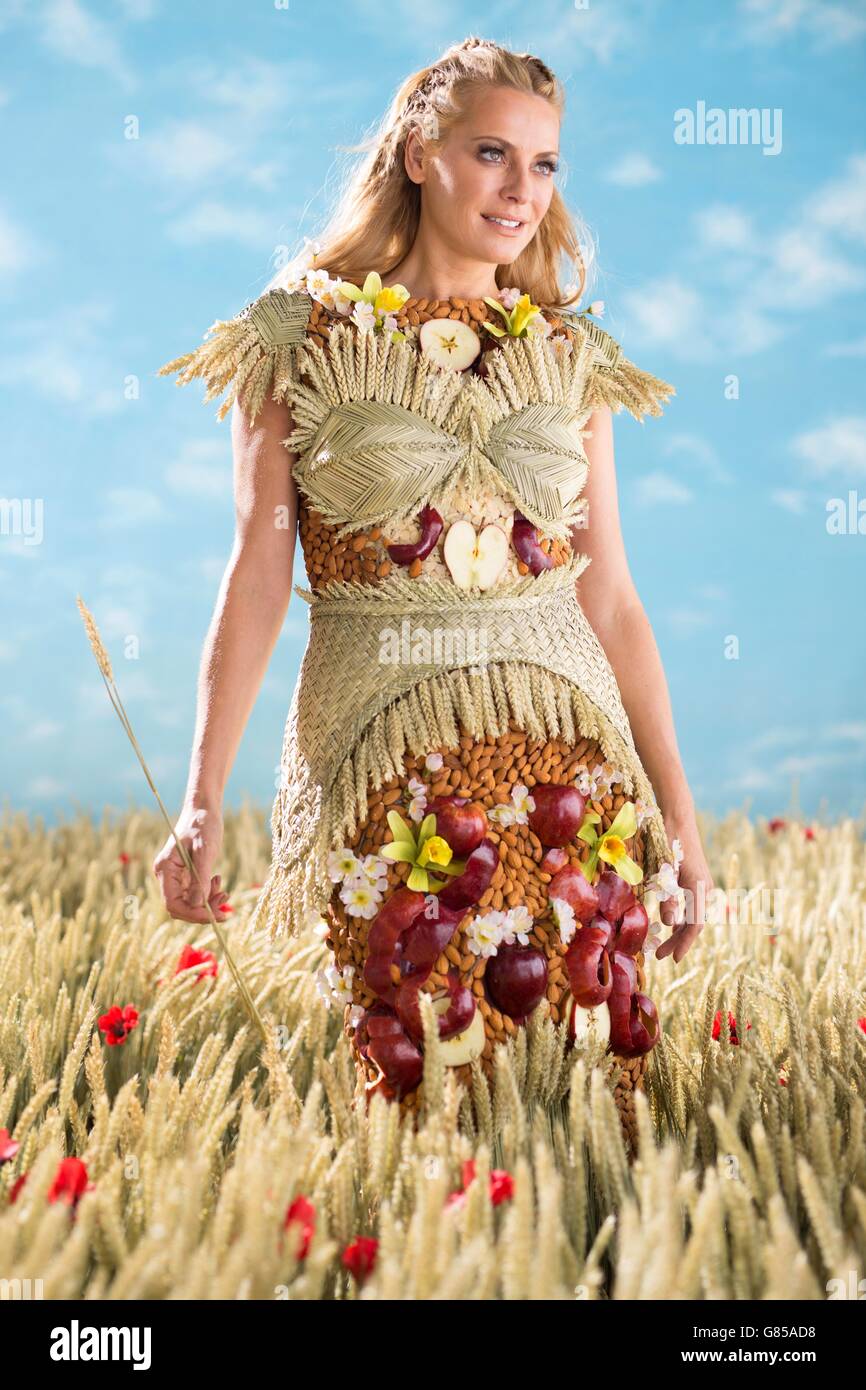 Die neu ernannte Special K Markenbotschafterin Tess Daly modelliert ein Kleid, das sie gemeinsam mit Petra Storrs entworfen hat und das aus den Zutaten ihres eigenen Special K Rezepts aus rotem Apfel, Vanille und Mandeln hergestellt wird. Stockfoto