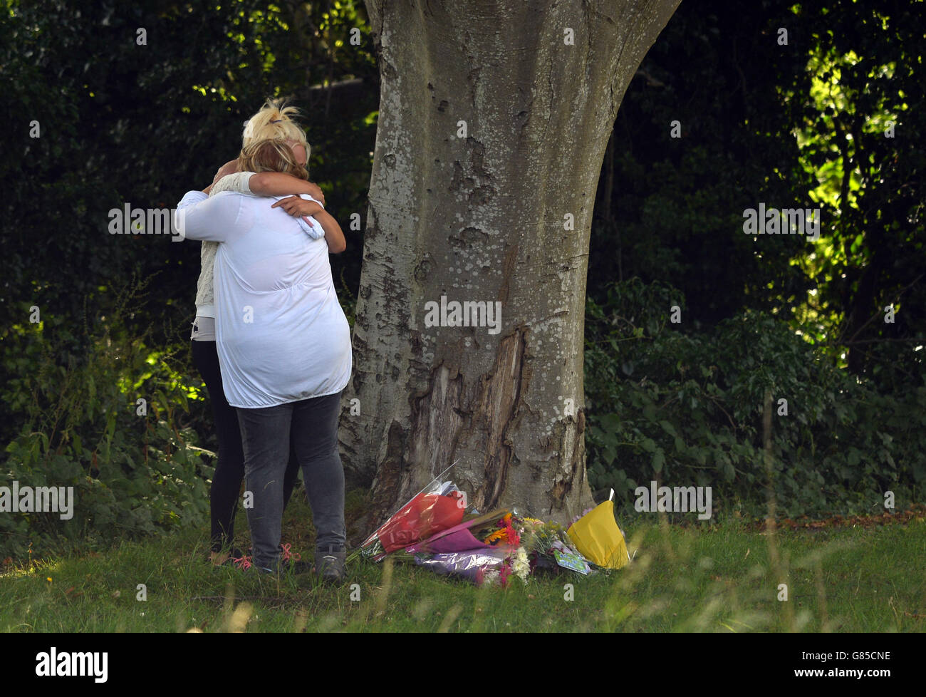 Die 79-jährige Tochter von Don Lock, Sandra (rechts) und die Großtochter Kirsty (links), legten Blumen an der Stelle ab, an der er von einem anderen Autofahrer in Findon, West Sussex, nach einem Unfall erstochen wurde. Stockfoto