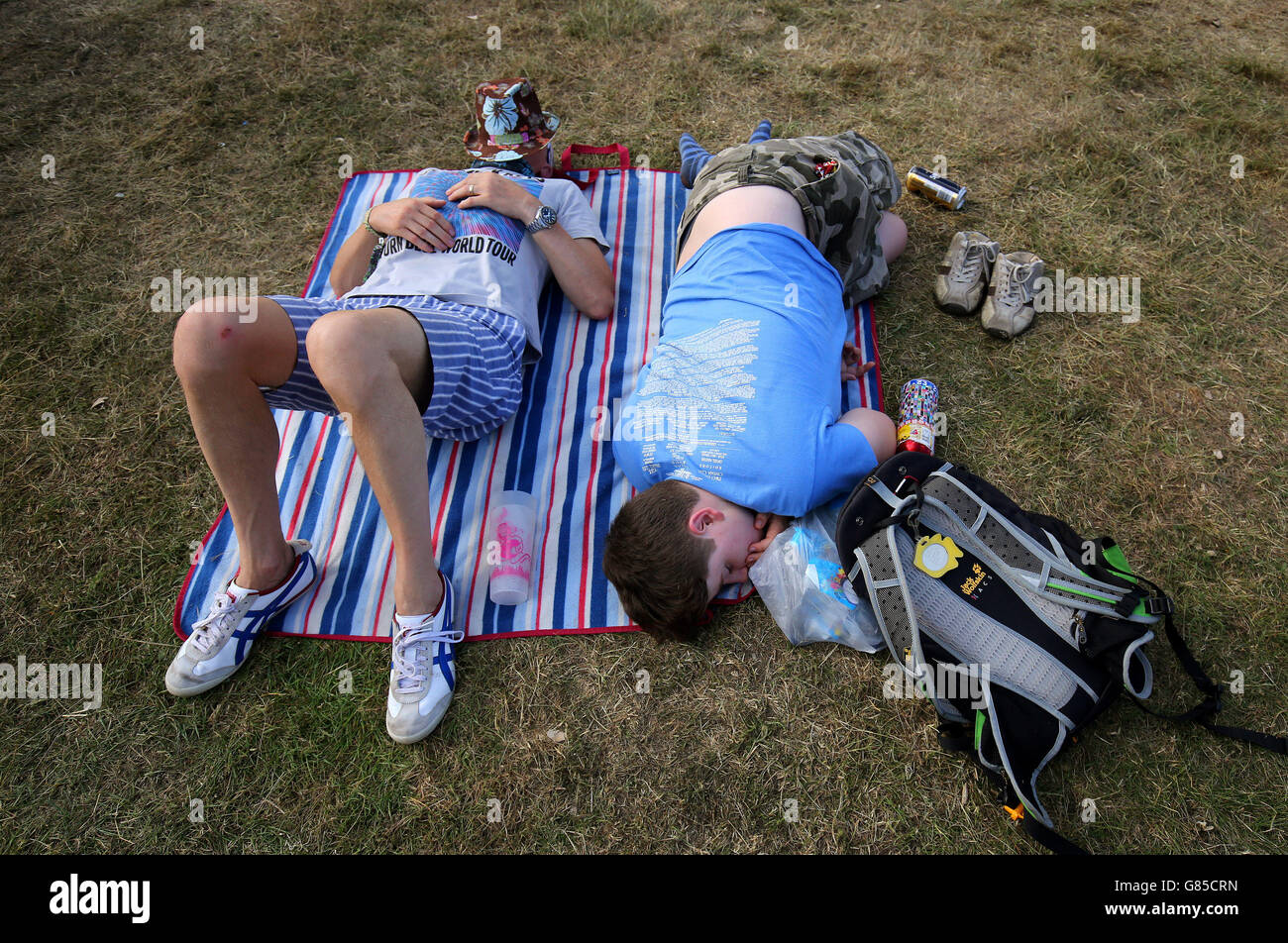 Zwei Männer machen ein Nickerchen beim Latitude Festival in Henham Park, Southwold, Suffolk. Stockfoto