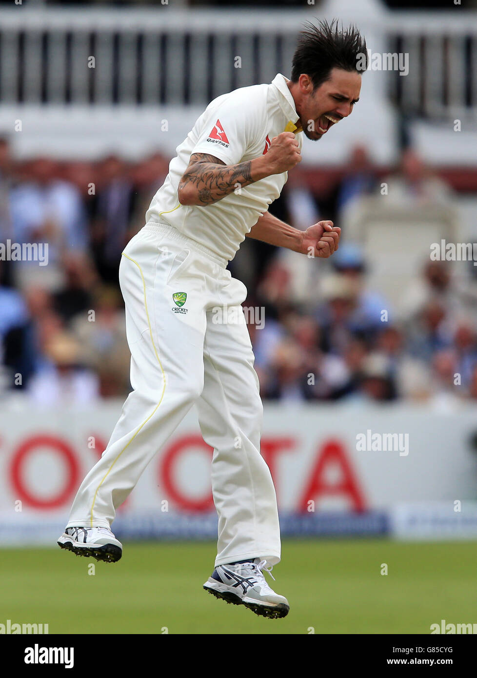 Australien Bowler Mitchell Johnson feiert das Wicket von England Batsman Joe Root während des zweiten Tages des zweiten Investec Ashes Test in Lord's, London. Stockfoto