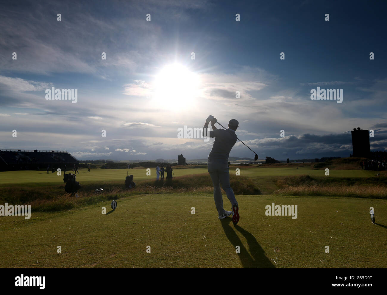 Golf - The Open Championship 2015 - Tag Zwei - St Andrews. Dustin Johnson der USA schlägt am zweiten Tag der Open Championship 2015 in St Andrews, Fife, ab. Stockfoto