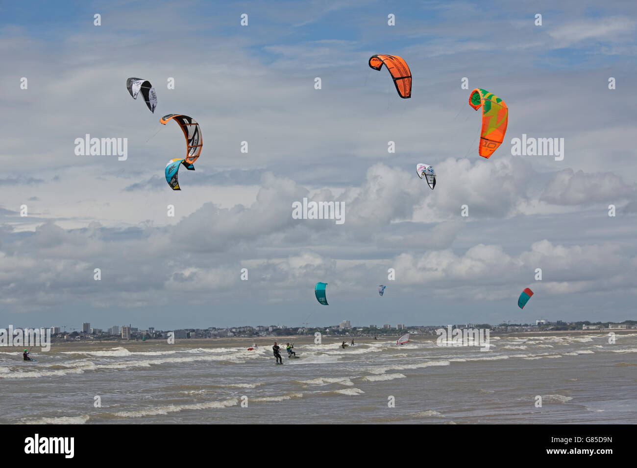 Große Anzahl von Kitesurfer Surfen in aufgewühlte Meer Saint-Brevin-Les-Pins, Frankreich Stockfoto