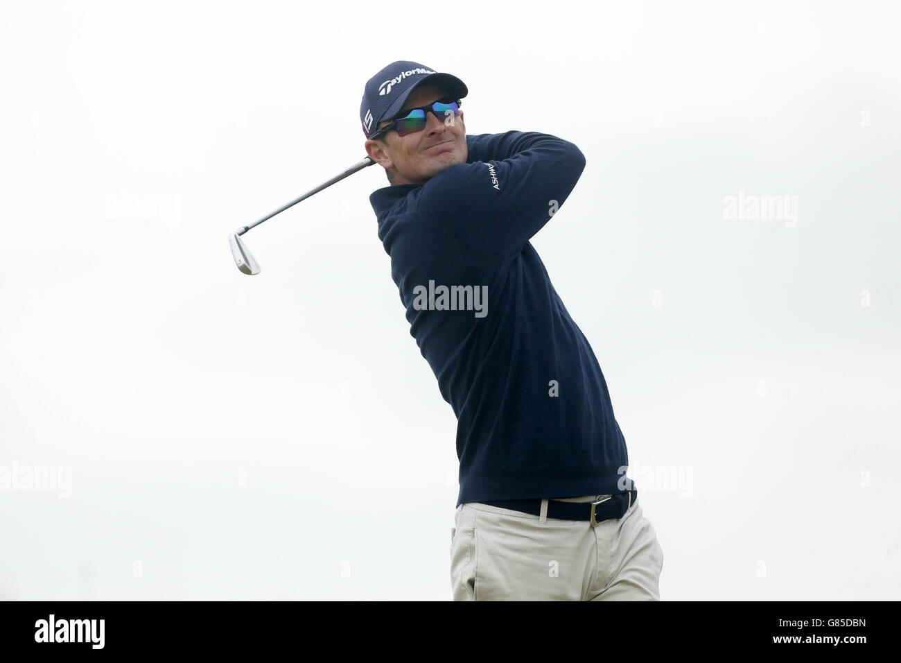 Golf - The Open Championship 2015 - Tag Fünf - St Andrews. Der englische Justin Rose schlägt am fünften Tag der Open Championship 2015 in St Andrews, Fife, ab. Stockfoto