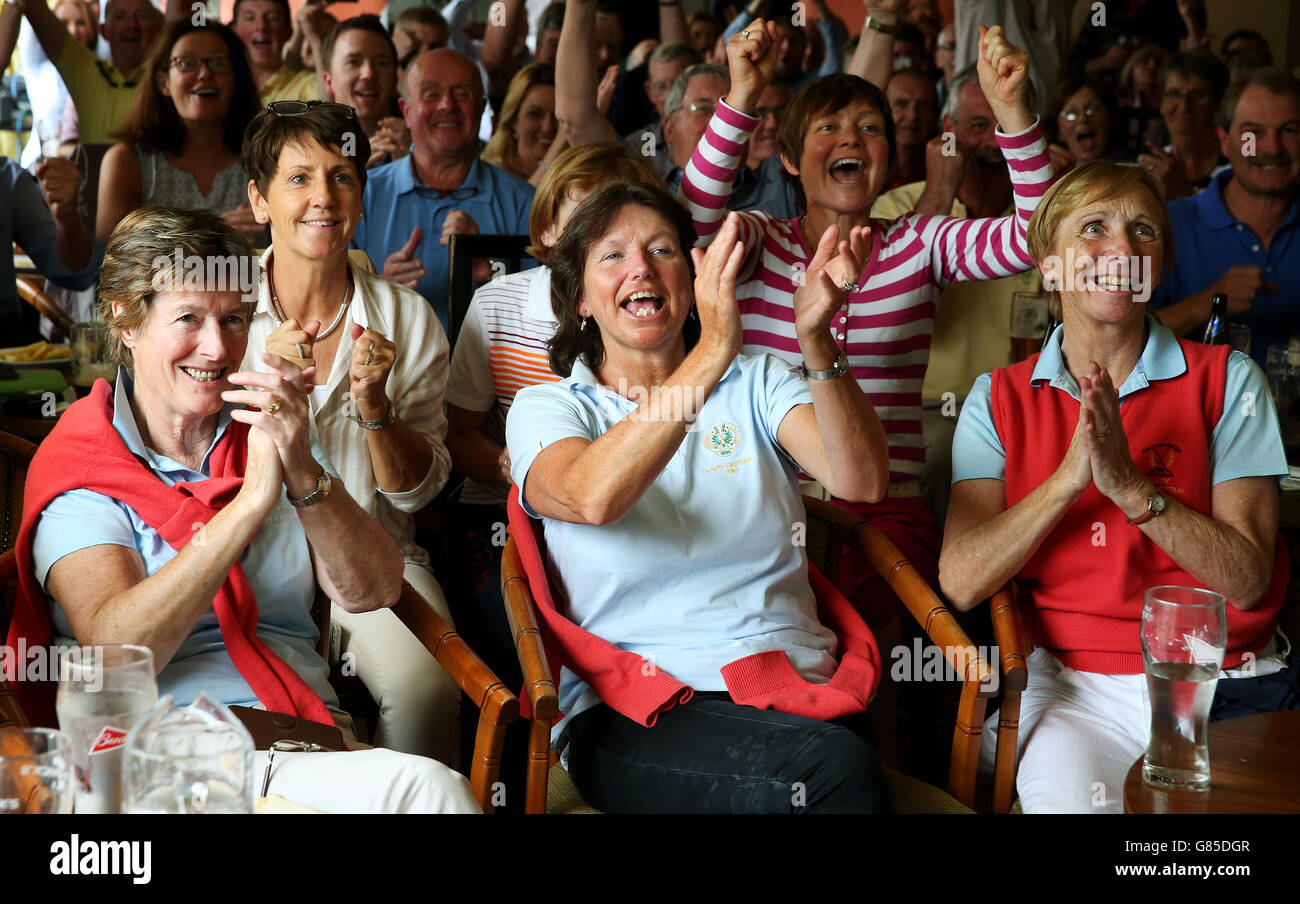 Greystones Golf Club Damen Captain Jeanne Thorpe (links) Mary Lockhart (Mitte) und Jo Cooney, Lady Vice Captain, (rechts) jubeln, als Paul Dunne den 5. Geburtstag feiern kann, während er im Clubhouse des Greystones Golf Club zuschaut. Stockfoto