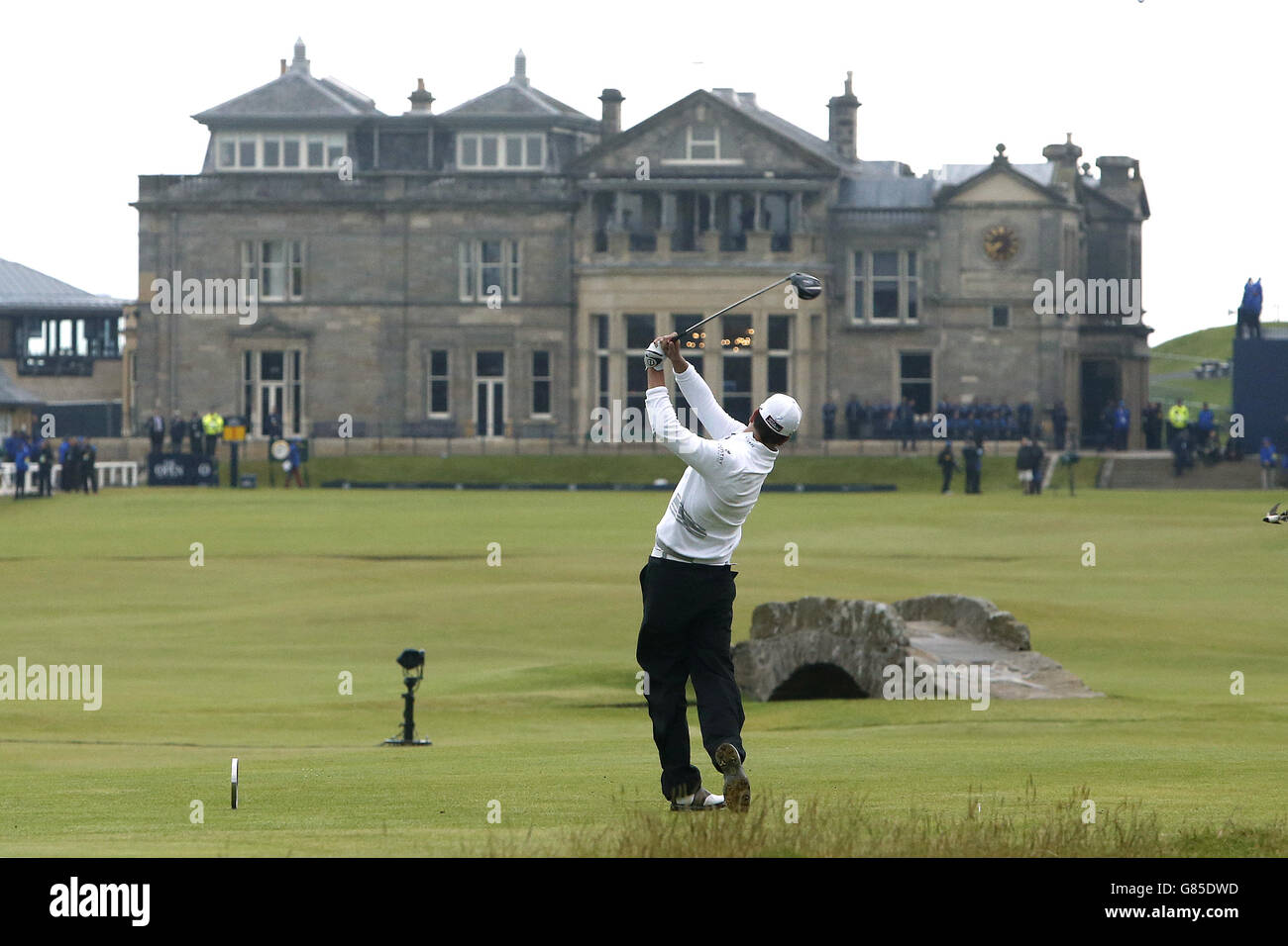 Der US-Amerikaner Zach Johnson schlägt am fünften Tag der Open Championship 2015 in St Andrews, Fife, am vierten Play-off-Loch, dem 18. Ab. DRÜCKEN Sie VERBANDSFOTO. Bilddatum: Montag, 20. Juli 2015. Siehe PA Geschichte GOLF Open. Bildnachweis sollte lauten: Danny Lawson/PA Wire. EINSCHRÄNKUNGEN: - keine kommerzielle Nutzung. Kein Weiterverkauf. Nur für Standbilder. Das Logo der Open Championship und der klare Link zur Open-Website (www.TheOpen.com) werden bei der Veröffentlichung der Website eingefügt. Weitere Informationen erhalten Sie unter +44 (0)1158 447447. Stockfoto