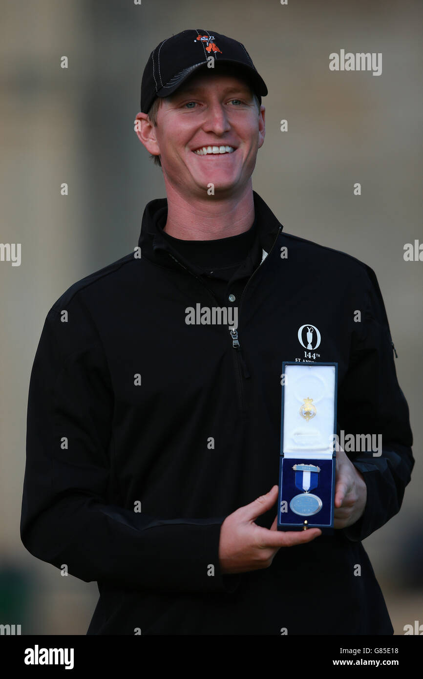 Der US-Amerikaner Jordan Niebrugge mit der Auszeichnung für Top-Amateur nach der Open Championship in St Andrews, Fife. Stockfoto