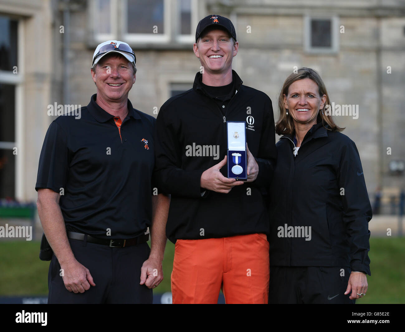 Der US-Amerikaner Jordan Niebrugge feiert mit seinen Eltern Rod und Judy den Gewinn des Top-Amateurpreises am fünften Tag der Open Championship 2015 in St. Andrews, Fife. Stockfoto