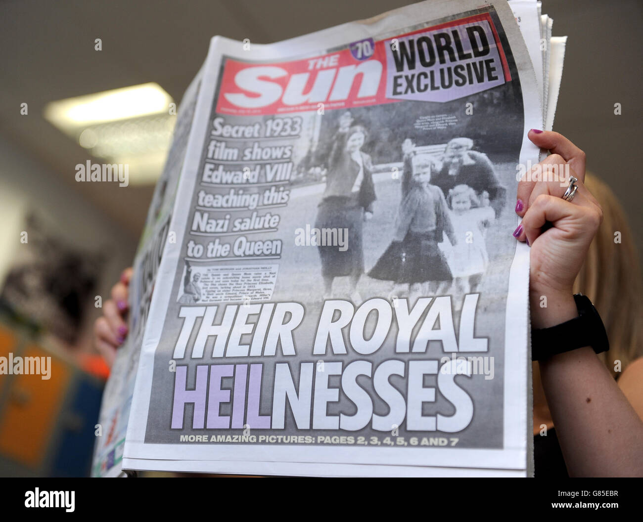 Die Sun-Zeitung veröffentlichte ein Titelbild mit einem Foto der britischen Königin Elizabeth als Kind, das am 18. Juli 2015 einen Nazi-Gruß mit der Familie gab. Stockfoto