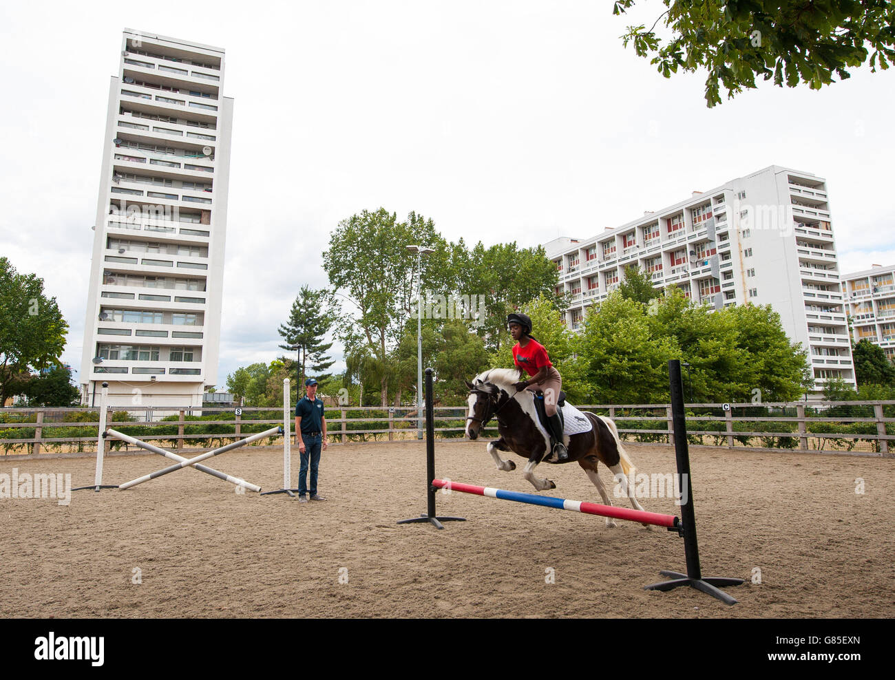 Ben Maher, Olympiasieger im Springreiten, gibt ein Coaching im Ebony Horse Club in Brixton, London. Stockfoto