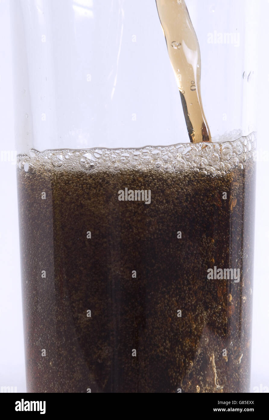 Ein kohlensäurehaltiges Cola-Getränk, das als zuckersüßes Getränk gegossen wird, könnte laut Forschung fast 8,000 Fälle von Typ-2-Diabetes pro Jahr verursachen. Stockfoto