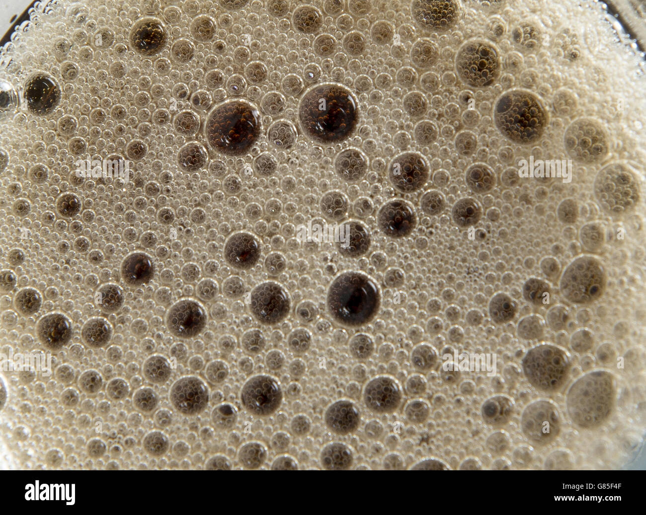 Ein kohlensäurehaltiges Cola-Getränk, das als zuckersüßes Getränk gegossen wird, könnte laut Forschung fast 8,000 Fälle von Typ-2-Diabetes pro Jahr verursachen. Stockfoto