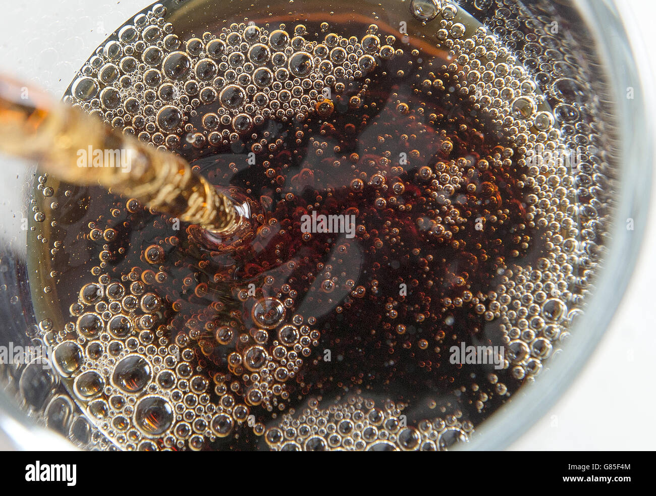 Ein kohlensäurehaltiges Cola-Getränk, das als zuckersüßes Getränk gegossen wird, könnte laut Forschung fast 8,000 Fälle von Typ-2-Diabetes pro Jahr verursachen. Stockfoto