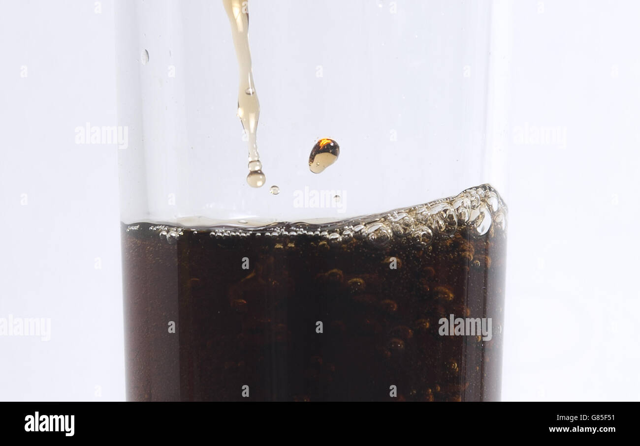 Ein kohlensäurehaltiges Cola-Getränk, das als zuckersüßes Getränk gegossen wird, könnte laut Forschung fast 8,000 Fälle von Typ-2-Diabetes pro Jahr verursachen. Stockfoto