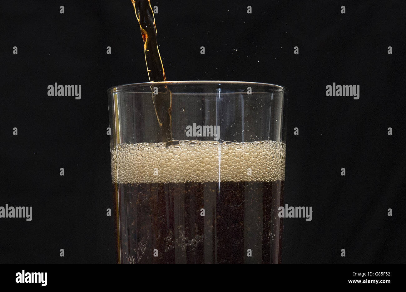 Ein kohlensäurehaltiges Cola-Getränk, das als zuckersüßes Getränk gegossen wird, könnte laut Forschung fast 8,000 Fälle von Typ-2-Diabetes pro Jahr verursachen. Stockfoto