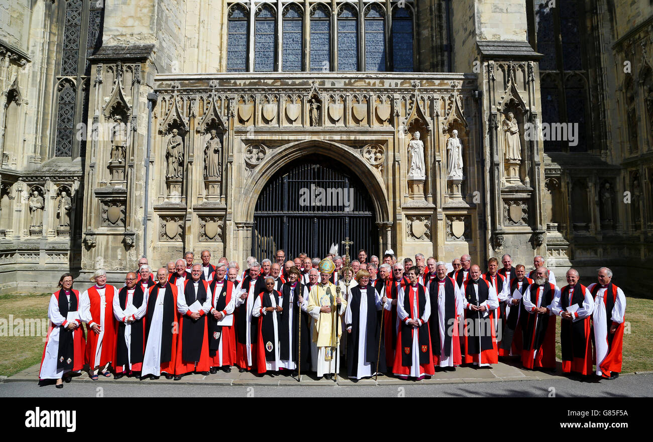 Der Erzbischof von Canterbury Justin Welby (Mitte) mit der Ehrwürdigen Rachel Treweek (Mitte rechts) und der Reverend Dame Sarah Mullally (Mitte links) posieren für Fotos nach ihrer Weihe als Bischöfe bei einem Gottesdienst in der Kathedrale von Canterbury, Kent. Stockfoto