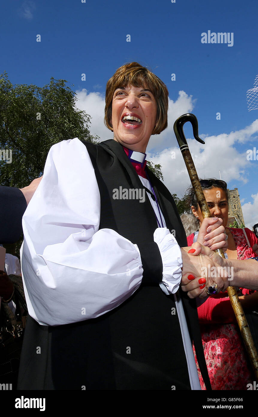 Freunde und gute Grüße grüßen die Ehrwürdige Rachel Treweek nach ihrer Weihe als Bischof durch den Erzbischof von Canterbury Justin Welby bei einem Gottesdienst in der Kathedrale von Canterbury, Kent. Stockfoto