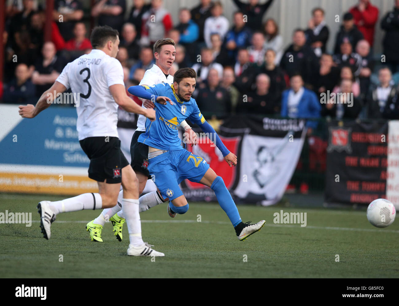 Filip Mladenovic von BATE Borisov hat während der zweiten Qualifikationsrunde der UEFA Champions League im Oriel Park, Dundalk, einen Torschuss erhalten. Stockfoto