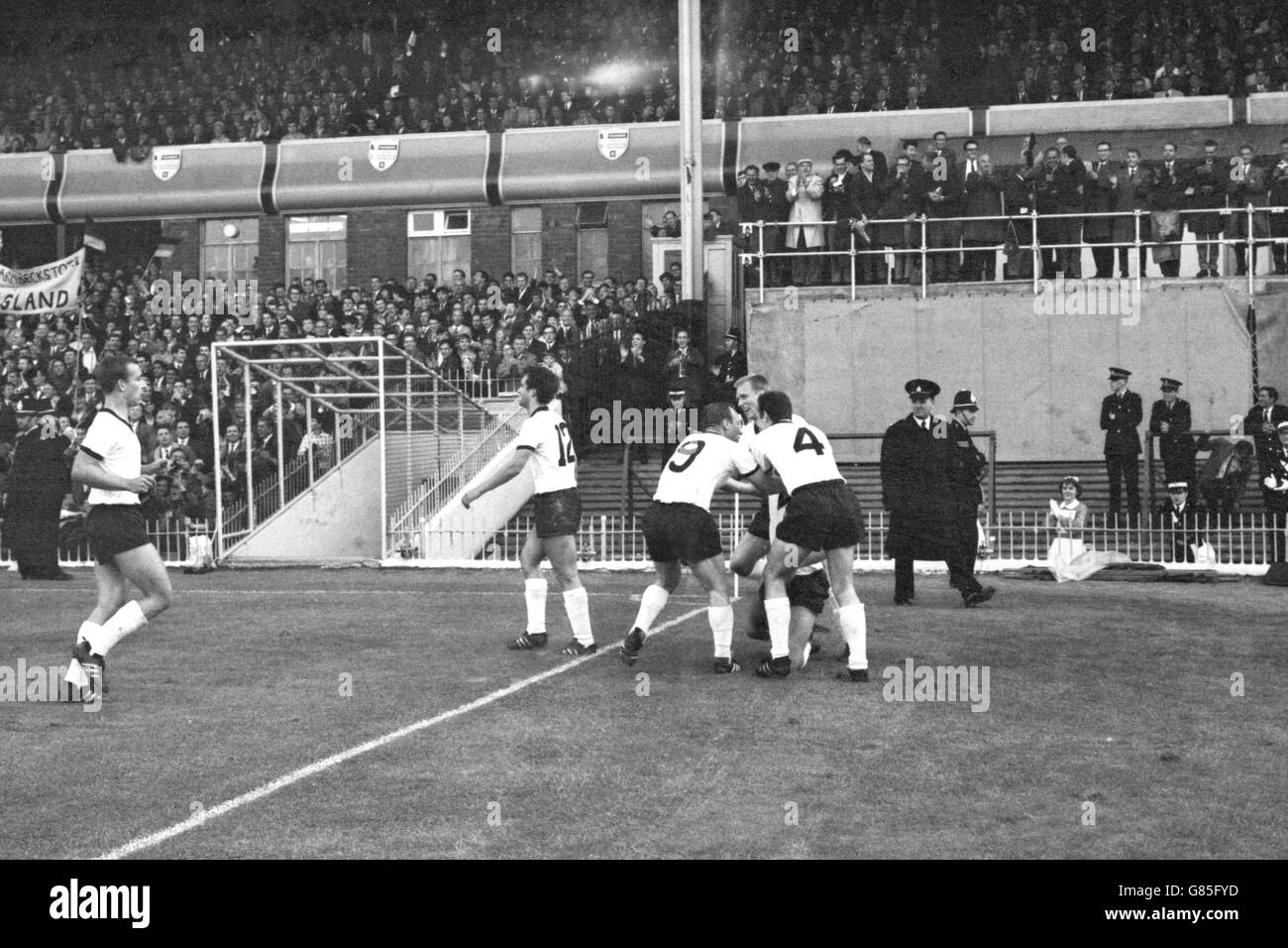 Der Westdeutsche Lothar Emmerich (Zweiter R, meist versteckt) wird von den Teamkollegen Franz Beckenbauer (r), Uwe Seeler (9), Horst Hotges (Vierter R), Wolfgang Overath (12) und Werner Kramer (l) nach dem Ausgleich des Tores seiner Mannschaft gratuliert. Stockfoto