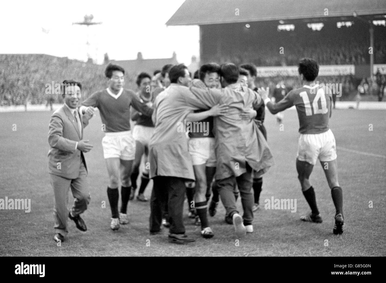 Die nordkoreanischen Fußballer wurden von Anhängern nach ihrer überraschenden Niederlage Italiens im Jahr 1-0 in ihrem WM-Finale 1966 im Ayresome Park, Middlesbrough, geklungen. Stockfoto