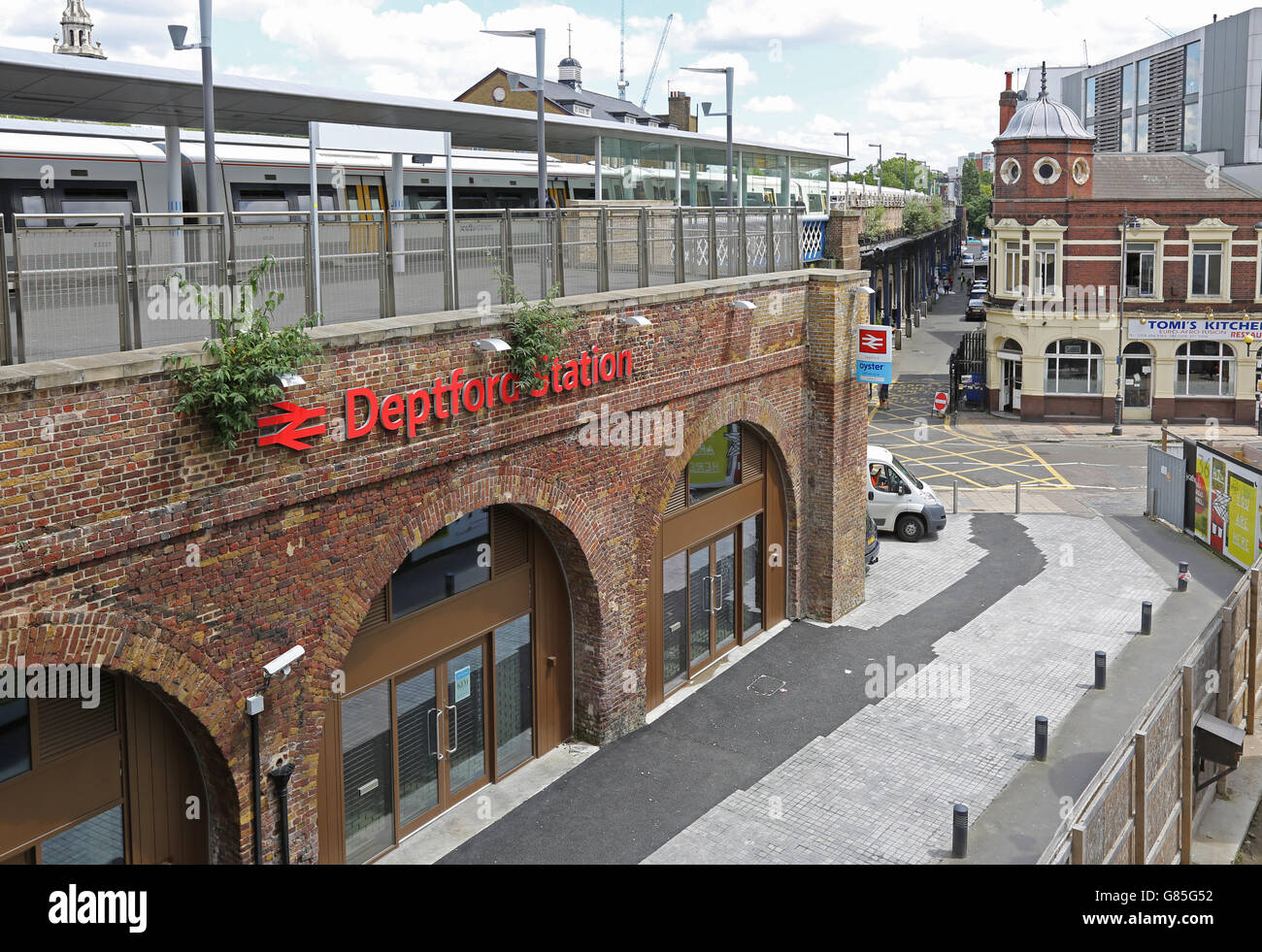 Deptford Bahnhof in Südost-London. Eine neu renovierte Station auf der ursprünglichen viktorianischen Ziegelbögen Eisenbahn gebaut Stockfoto