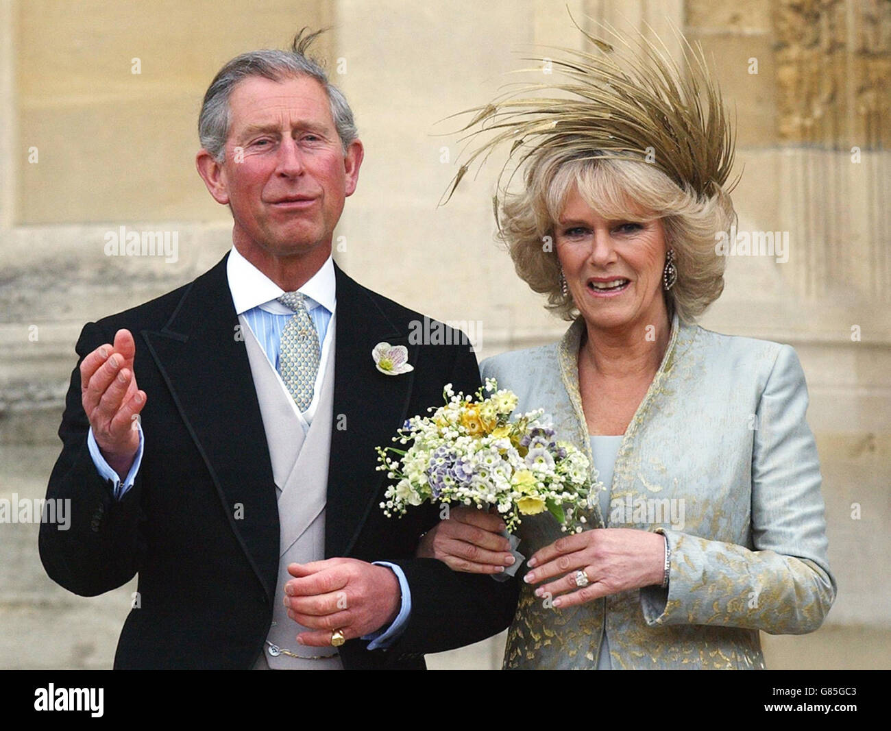 Der britische Prinz Charles und die Herzogin Camilla von Cornwall verlassen die St. Georges' Chapel, Windsor England, nach einem Segen ihrer Ehe. Stockfoto