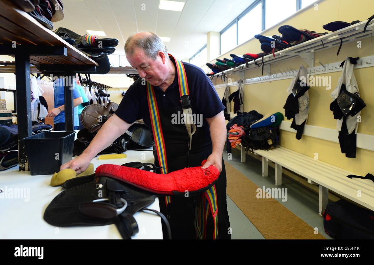 Valet Robert Rusk organisiert die Ausrüstung des Jockeys während des ersten Tages des Galway Festivals auf der Galway Racecourse, Ballybrit. DRÜCKEN Sie VERBANDSFOTO. Bilddatum: Montag, 27. Juli 2015. Siehe PA Geschichte RENNEN Galway. Bildnachweis sollte lauten: PA Wire Stockfoto