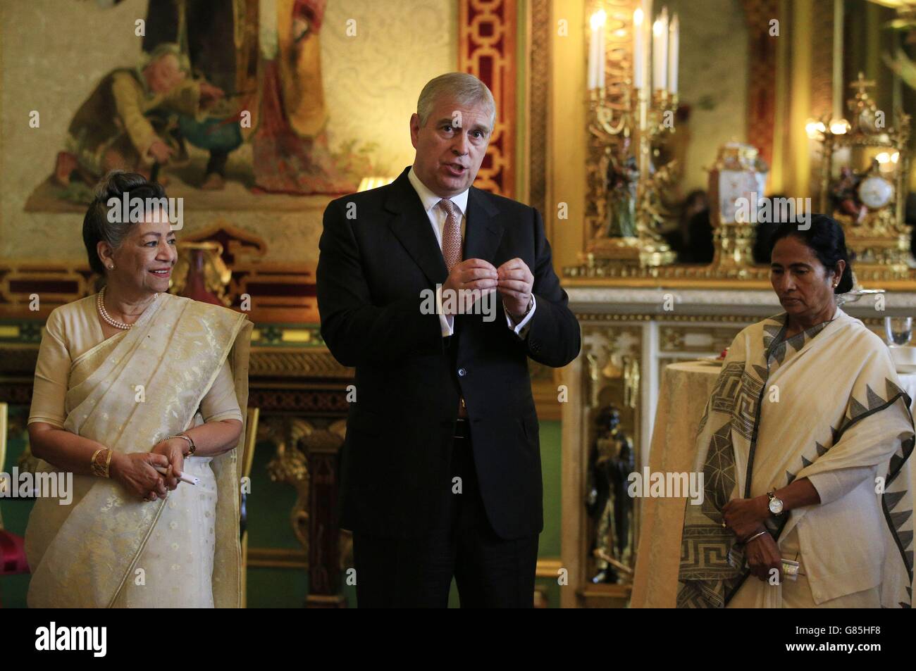 Der Herzog von York (Mitte) spricht mit Gästen zusammen mit der westbengalischen Chefministerin Mamata Banerjee (rechts) und Aloka Mitra von der Women's Interlink Foundation (links), während er im Buckingham Palace, London, einen Tee für die Verantwortlichen der Wohltätigkeitsorganisation Key to Freedom veranstaltet. Stockfoto