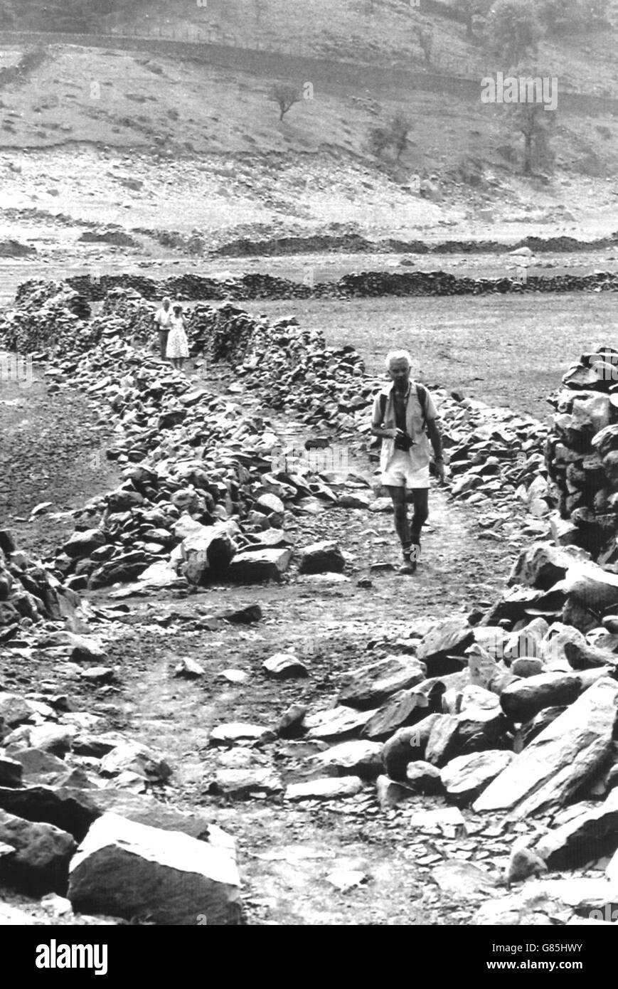 Die anhaltende Hitzewelle hat dazu geführt, dass das ertrunkene Dorf Mardale im Lake District wieder zum Leben erwacht. Während der Wasserstand des Haweswater Reservoirs sinkt, enthüllt das Tal, das 1930 gestaucht wurde, allmählich seine Vergangenheit. *nur UK Provs Stockfoto
