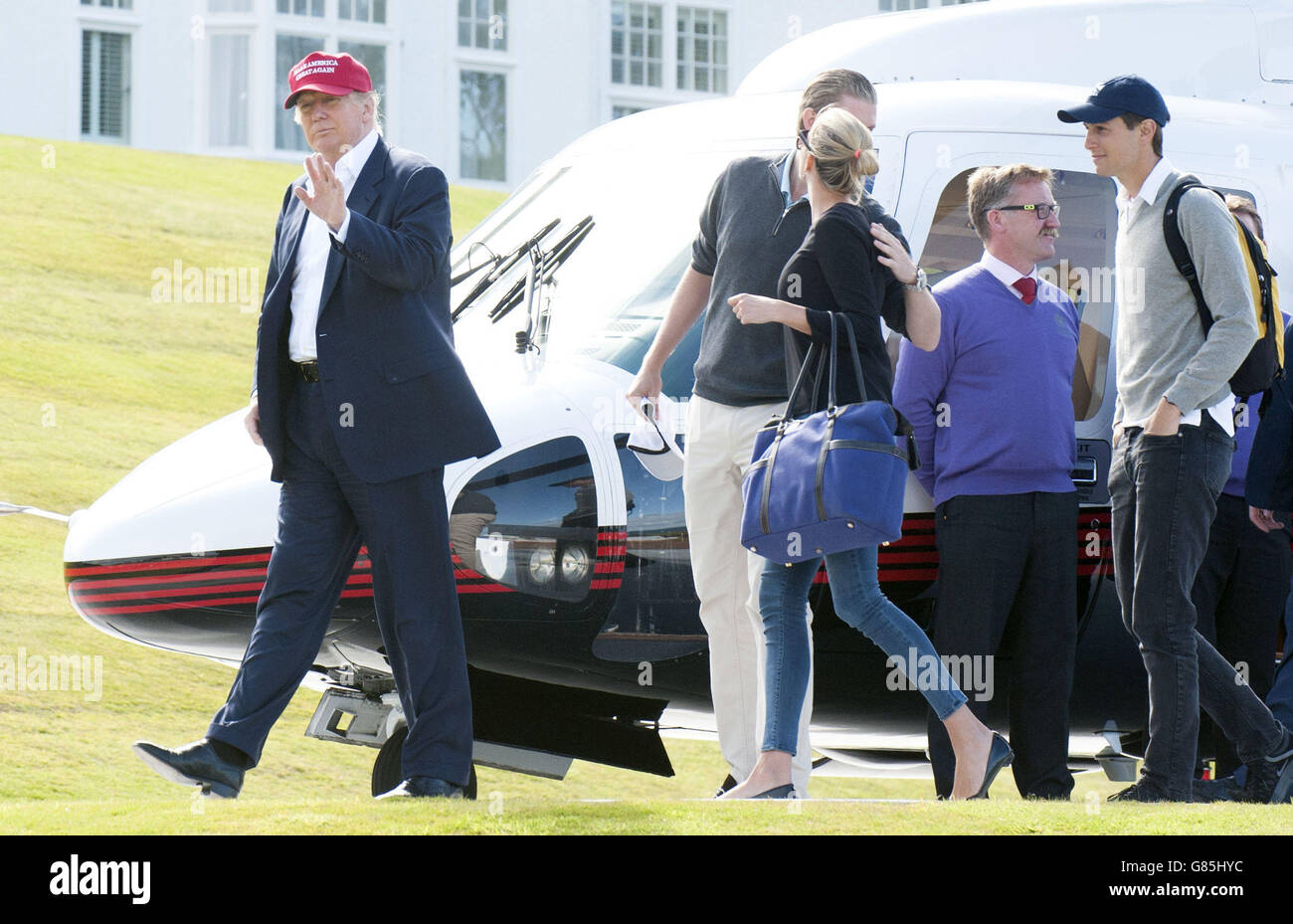 Donald Trump, links, und sein Gefolge kommen mit dem Helikopter auf seinem Trump Turnberry Golfplatz in Ayrshire an, auf dem die Ricoh Women's British Open veranstaltet werden. Stockfoto