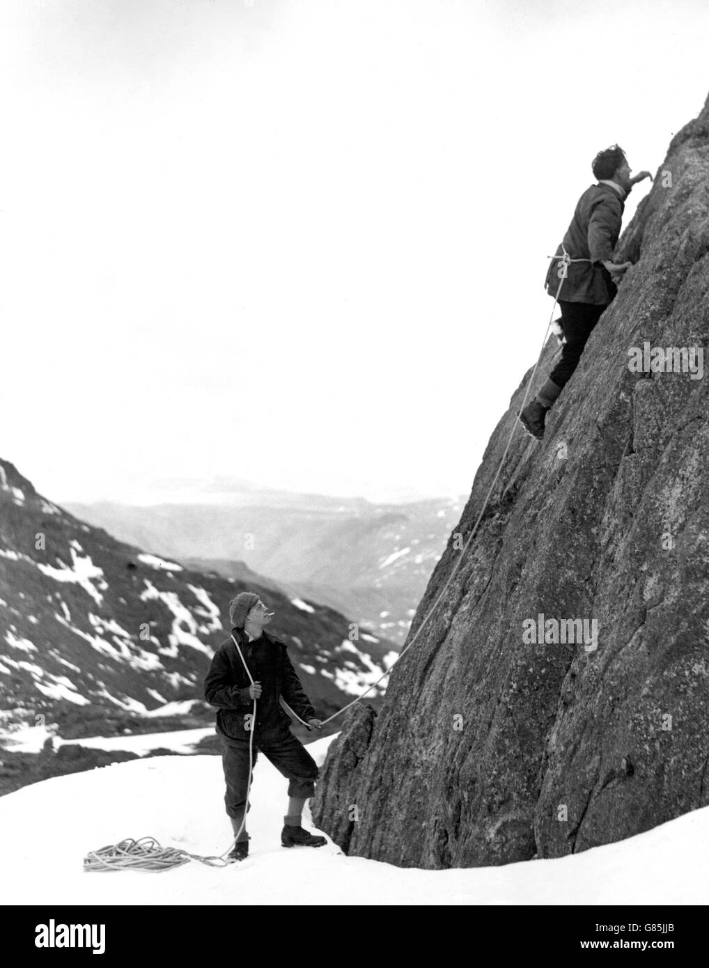 Die Kletterer des Karabiner Mountaineering Club verbringen einen Teil der anstrengenden Osterzeit beim Klettern an den Crinkle Crags im Lake District. Stockfoto