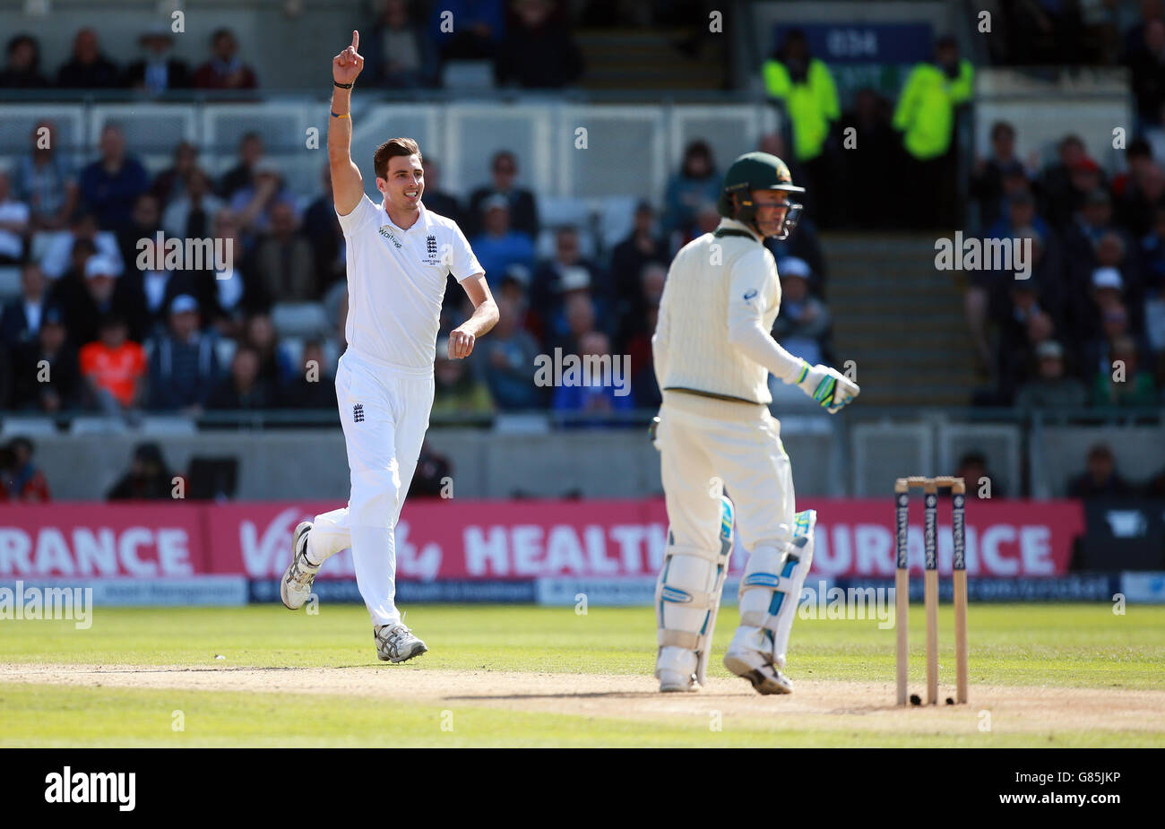 Der englische Steven Finn feiert das Wicket des australischen Michael Clarke am zweiten Tag des dritten Investec Ashes Tests in Edgbaston, Birmingham. Stockfoto