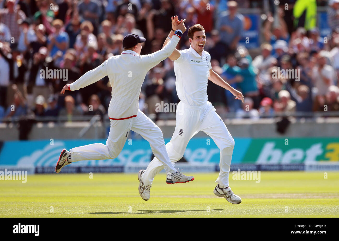 Der englische Steven Finn feiert das Bestehen des australischen Adam Voges am zweiten Tag des dritten Investec Ashes Tests in Edgbaston, Birmingham. Stockfoto