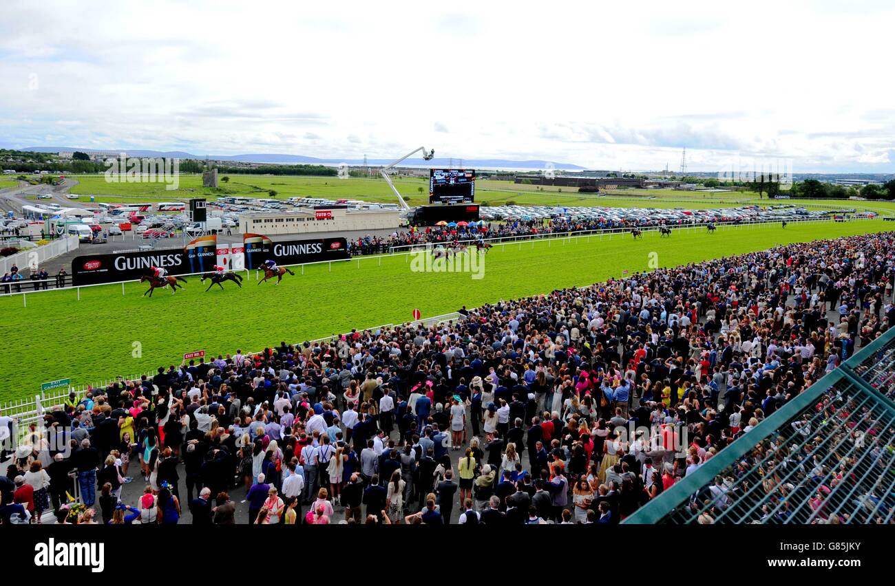 Sandymount Duke unter Robert Power gewinnt die Guinness Novice Hürde am vierten Tag des Galway Festivals auf der Galway Racecourse, Ballybrit. DRÜCKEN SIE VERBANDSFOTO. Bilddatum: Donnerstag, 30. Juli 2015. Siehe PA Story RACING Galway. Bildnachweis sollte lauten: PA Wire Stockfoto