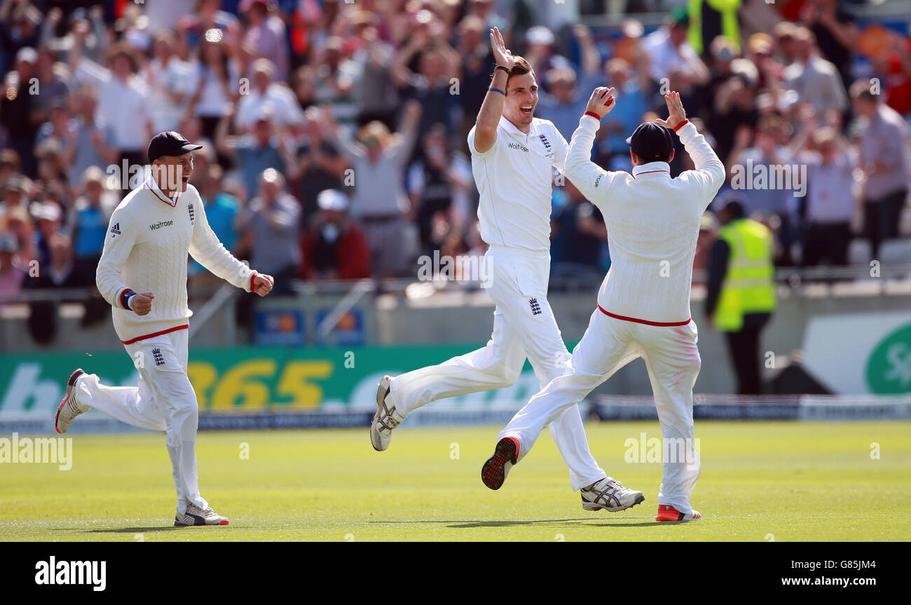 Der englische Steven Finn feiert das Bestehen des australischen Adam Voges am zweiten Tag des dritten Investec Ashes Tests in Edgbaston, Birmingham. Stockfoto