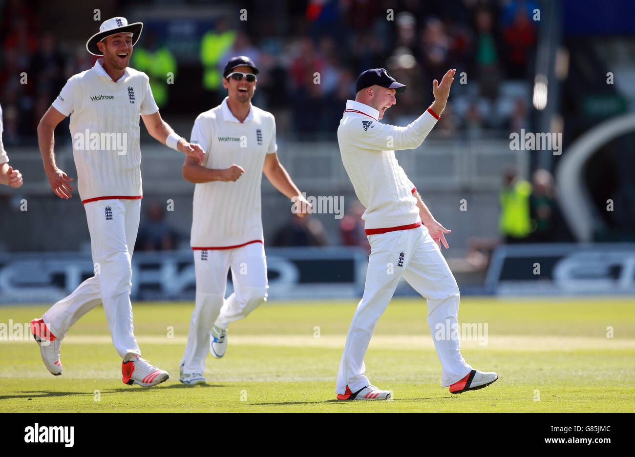 Der englische Adam Lyth feiert den zweiten Tag des dritten Investec Ashes Tests in Edgbaston, Birmingham, damit er den australischen Michael Clarke beim Bowling von Steven Finn abholt. Stockfoto