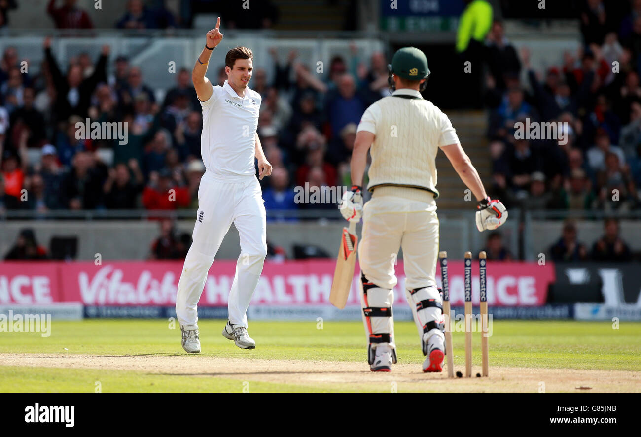 Steven Finn, Englands, feiert am zweiten Tag des dritten Investec Ashes Tests in Edgbaston, Birmingham, das Wicket des australischen Mitchell Marsh. Stockfoto