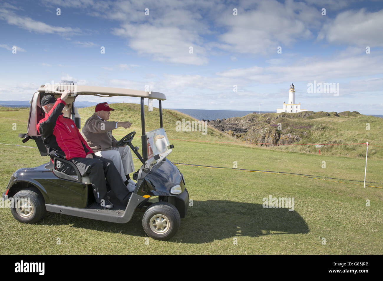 Donald Trump fährt am ersten Tag des Ricoh Women's British Open im Trump Turnberry Resort, South Ayrshire, den 9. Fairway entlang. DRÜCKEN SIE VERBANDSFOTO. Bilddatum: Donnerstag, 30. Juli 2015. Siehe PA Geschichte GOLF Frauen. Der Bildnachweis sollte lauten: Kenny Smith/PA Wire. EINSCHRÄNKUNGEN: Keine kommerzielle Nutzung. Keine falsche kommerzielle Vereinigung. Keine Videoemulation. Keine Bildbearbeitung. Stockfoto