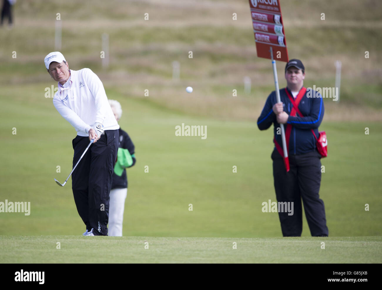 Die schottische Catriona Matthew fährt am Tag eins der Ricoh Women's British Open im Trump Turnberry Resort, South Ayrshire, auf das 14. Grün. DRÜCKEN SIE VERBANDSFOTO. Bilddatum: Donnerstag, 30. Juli 2015. Siehe PA Geschichte GOLF Frauen. Der Bildnachweis sollte lauten: Kenny Smith/PA Wire. EINSCHRÄNKUNGEN: Nur für redaktionelle Zwecke. Keine kommerzielle Nutzung. Keine falsche kommerzielle Vereinigung. Keine Videoemulation. Keine Bildbearbeitung. Stockfoto