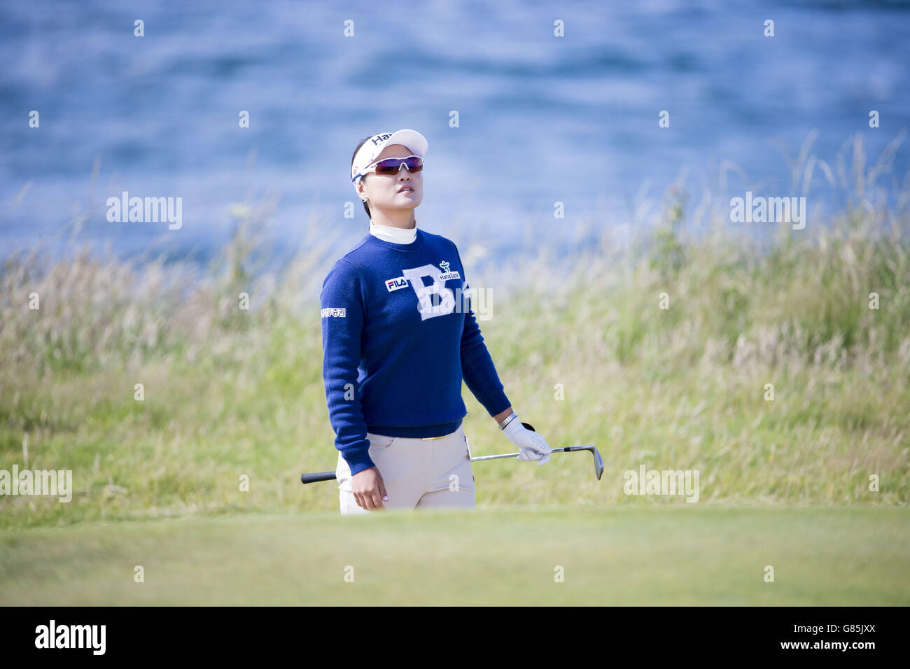 Die südkoreanische so Yeon Ryu greift ihr Make-up an, als sie wartet, am 11. Loch während des ersten Tages der Ricoh Women's British Open im Trump Turnberry Resort, South Ayrshire abzuschlagen. DRÜCKEN Sie VERBANDSFOTO. Bilddatum: Donnerstag, 30. Juli 2015. Siehe PA Geschichte GOLF Frauen. Bildnachweis sollte lauten: Kenny Smith/PA Wire. EINSCHRÄNKUNGEN: . Keine kommerzielle Nutzung. Keine falsche kommerzielle Verbindung. Keine Videoemulation. Keine Bildbearbeitung. Stockfoto