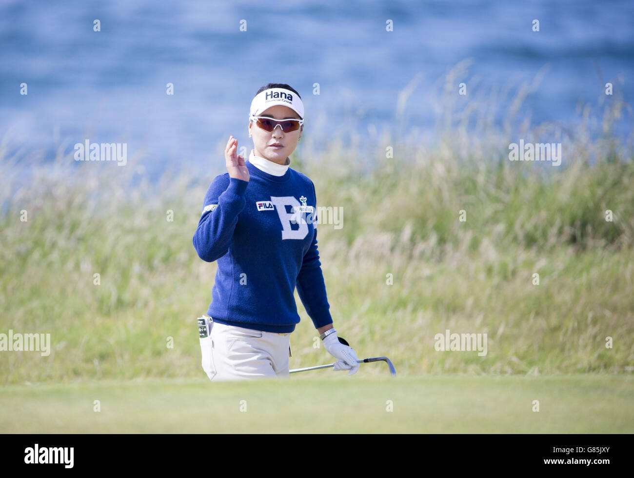 Die südkoreanische so Yeon Ryu greift ihr Make-up an, als sie wartet, am 11. Loch während des ersten Tages der Ricoh Women's British Open im Trump Turnberry Resort, South Ayrshire abzuschlagen. DRÜCKEN Sie VERBANDSFOTO. Bilddatum: Donnerstag, 30. Juli 2015. Siehe PA Geschichte GOLF Frauen. Bildnachweis sollte lauten: Kenny Smith/PA Wire. EINSCHRÄNKUNGEN: . Keine kommerzielle Nutzung. Keine falsche kommerzielle Verbindung. Keine Videoemulation. Keine Bildbearbeitung. Stockfoto