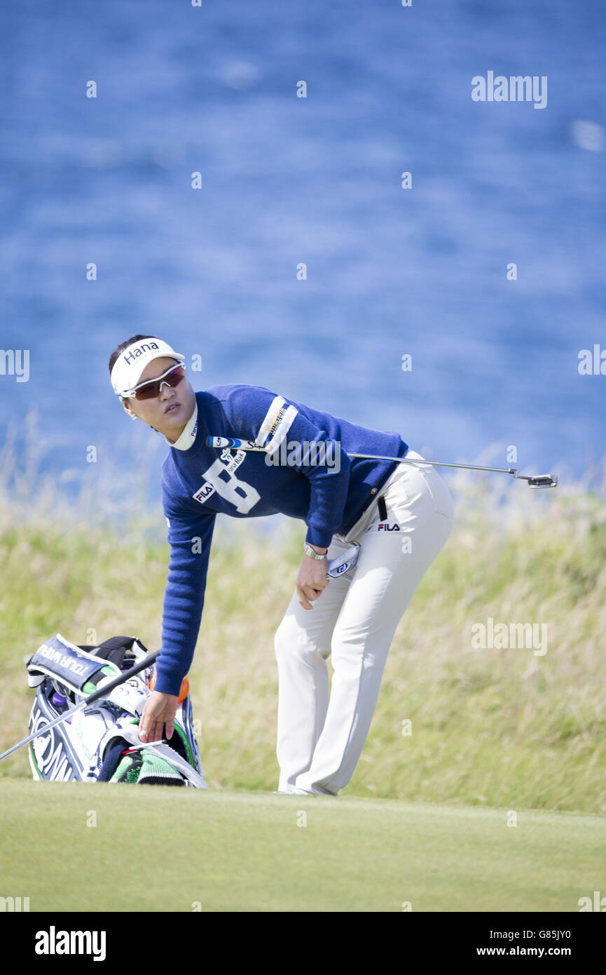 Die südkoreanische so Yeon Ryu greift ihr Make-up an, als sie am ersten Tag der Ricoh Women's British Open im Trump Turnberry Resort, South Ayrshire, auf das 11. Loch wartet. DRÜCKEN SIE VERBANDSFOTO. Bilddatum: Donnerstag, 30. Juli 2015. Siehe PA Geschichte GOLF Frauen. Der Bildnachweis sollte lauten: Kenny Smith/PA Wire. EINSCHRÄNKUNGEN: Nur für redaktionelle Zwecke. Keine kommerzielle Nutzung. Keine falsche kommerzielle Vereinigung. Keine Videoemulation. Keine Bildbearbeitung. Stockfoto