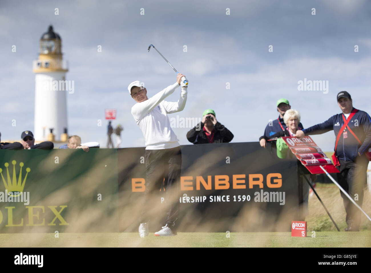 Die schottische Catriona Matthew schlägt am 15. Tag des Ricoh Women's British Open im Trump Turnberry Resort, South Ayrshire, beim 15. Green ab. DRÜCKEN SIE VERBANDSFOTO. Bilddatum: Donnerstag, 30. Juli 2015. Siehe PA Geschichte GOLF Frauen. Der Bildnachweis sollte lauten: Kenny Smith/PA Wire. EINSCHRÄNKUNGEN: Nur für redaktionelle Zwecke. Keine kommerzielle Nutzung. Keine falsche kommerzielle Vereinigung. Keine Videoemulation. Keine Bildbearbeitung. Stockfoto