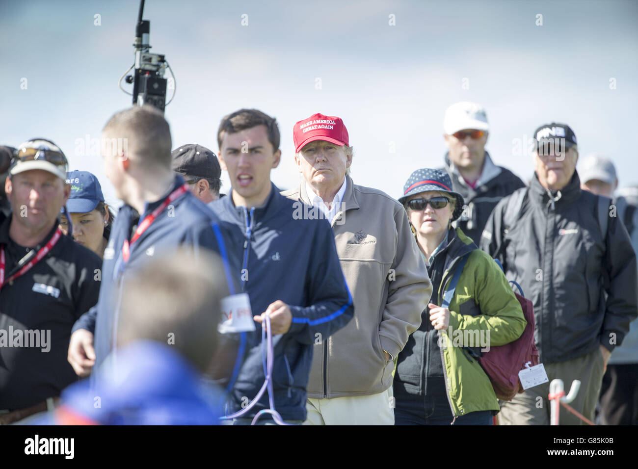 Donald Trump mischt sich am ersten Tag der Ricoh Women's British Open im Trump Turnberry Resort, South Ayrshire, mit den Fans. DRÜCKEN SIE VERBANDSFOTO. Bilddatum: Donnerstag, 30. Juli 2015. Siehe PA Geschichte GOLF Frauen. Der Bildnachweis sollte lauten: Kenny Smith/PA Wire. EINSCHRÄNKUNGEN: Nur für redaktionelle Zwecke. Keine kommerzielle Nutzung. Keine falsche kommerzielle Vereinigung. Keine Videoemulation. Keine Bildbearbeitung. Stockfoto