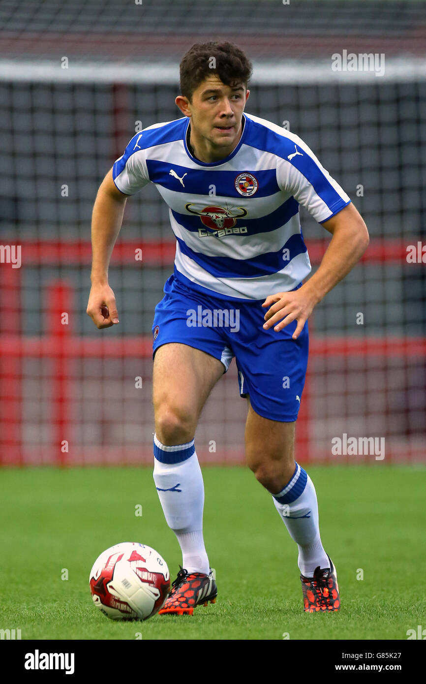 Fußball - vor der Saison freundlich - Crawley Town V Reading - Checkatrade.com Stadium. Reading's Sean Long Stockfoto