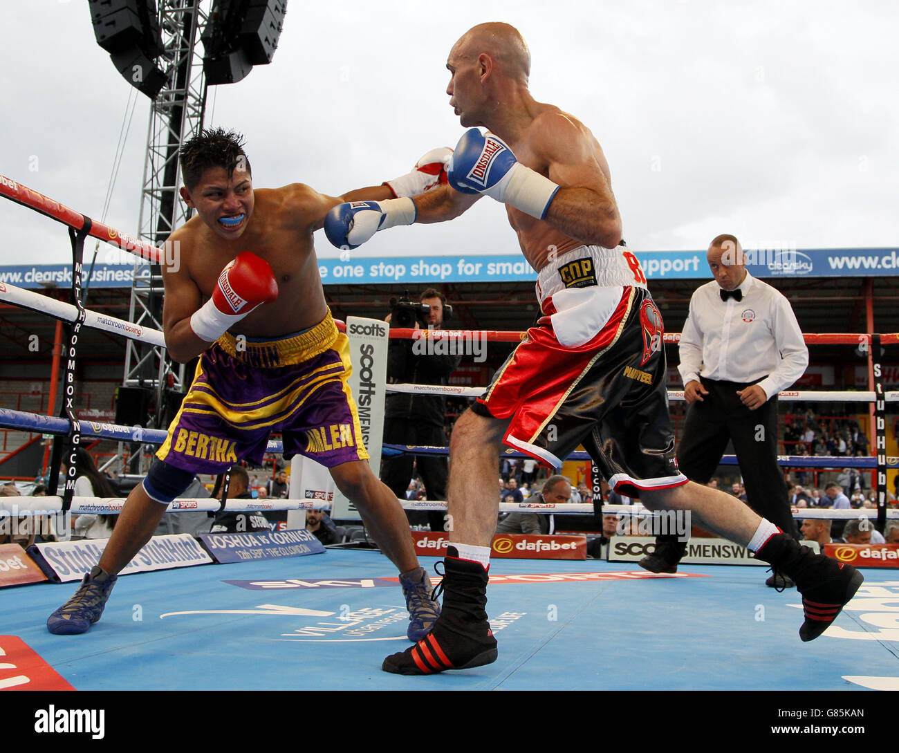 Edwin Tellez (links) in Aktion gegen Stuat Hall während ihres Super Bantamweight Contest im KC Lighstream Stadium, Hull. Stockfoto