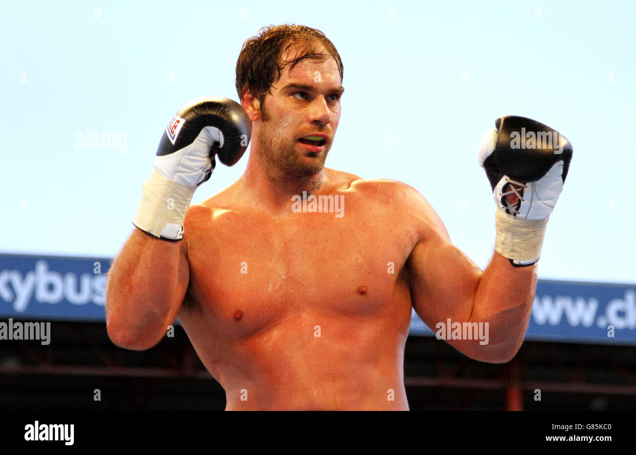 Ryan Fuller in Aktion gegen Martin Szatmari während ihres Schwergewichts Contest im KC Lighstream Stadium, Hull. Stockfoto