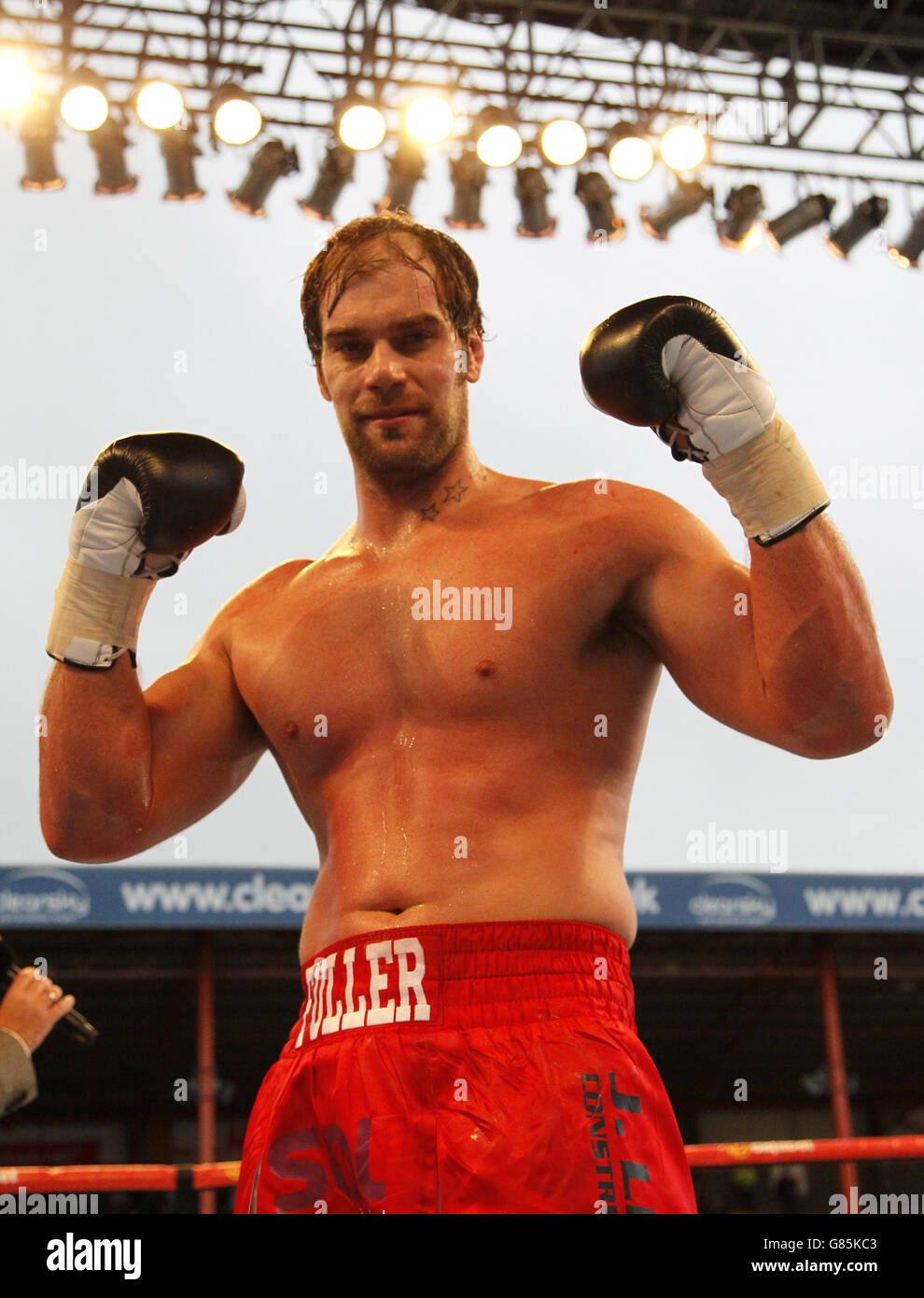 Boxen - KC LightStream Stadium. Ryan Fuller feiert im KC Lighstream Stadium, Hull, den Sieg gegen Martin Szatmari während ihres Schwergewichts-Wettbewerbs. Stockfoto