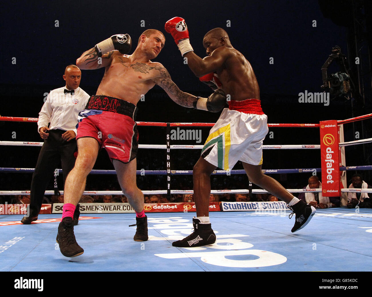 Boxen - KC LightStream Stadium. Ricky Burns (links) im Einsatz gegen Prince Ofotsu während ihres Lightweight Contest im KC Lighstream Stadium, Hull. Stockfoto